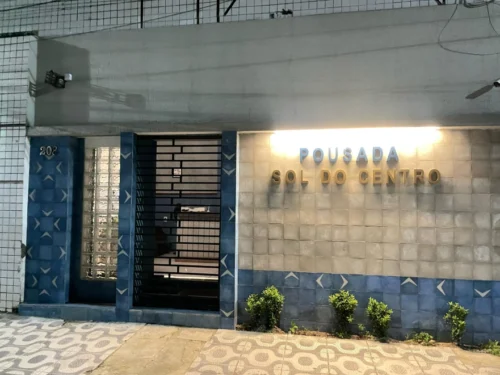 fachada-noite-scaled 1